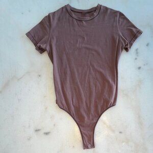 SKIMS I COTTON JERSEY T-SHIRT BODYSUIT I GARNET I M